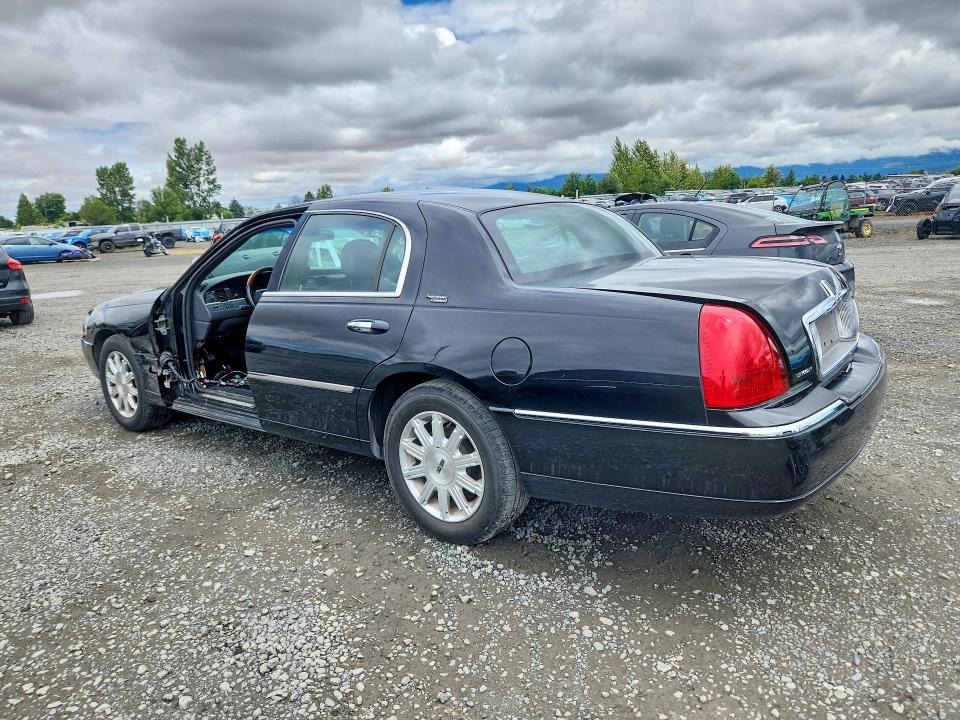 58930606 :رقم المزاد ، 2LNBL8CV2AX613239 vin ، 2010 Lincoln Town Car مزاد بيع