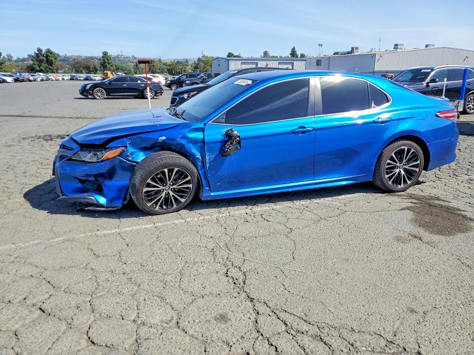 55988836 :رقم المزاد ، 4T1B11HK1JU035203 vin ، 2018 Toyota Camry مزاد بيع