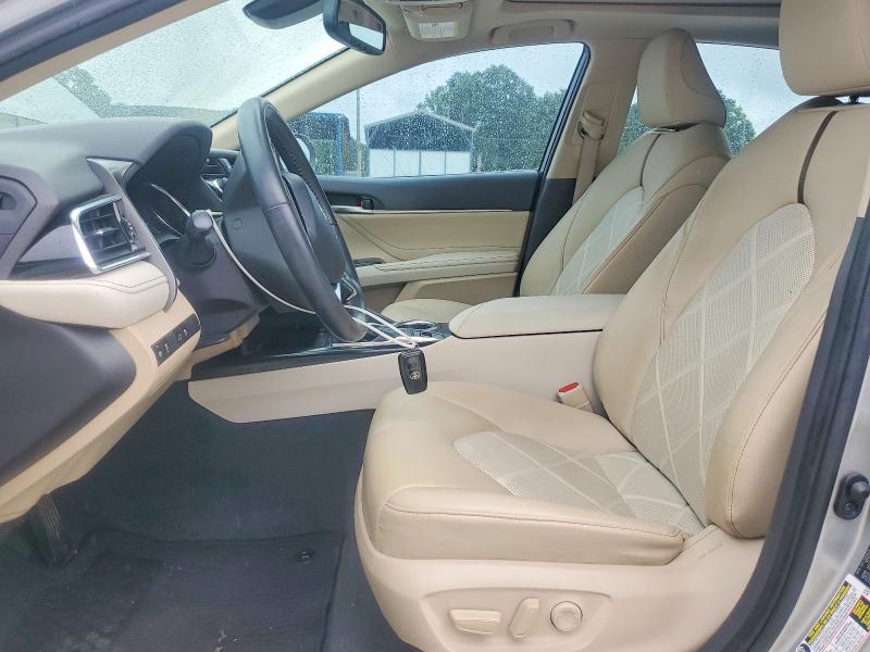 56768906 :رقم المزاد ، 4T1B11HK5JU122389 vin ، 2018 Toyota Camry مزاد بيع