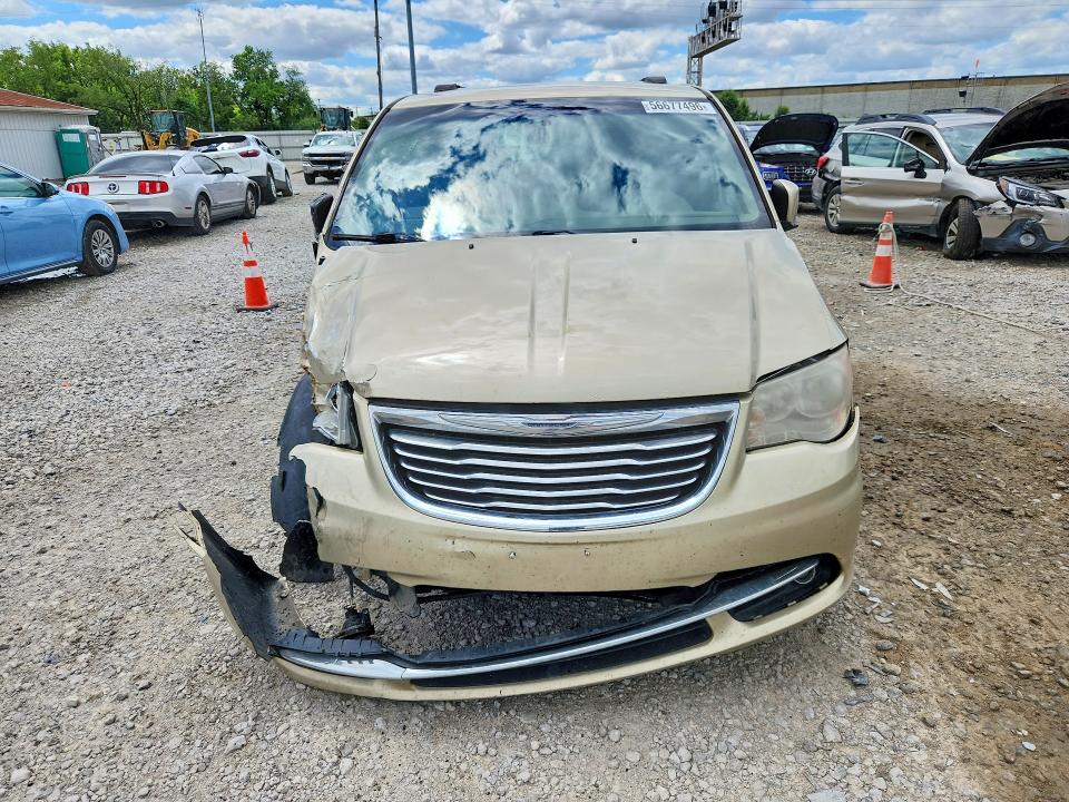 56677496 :رقم المزاد ، 2A4RR5DG4BR638742 vin ، 2011 Chrysler Town & Country مزاد بيع