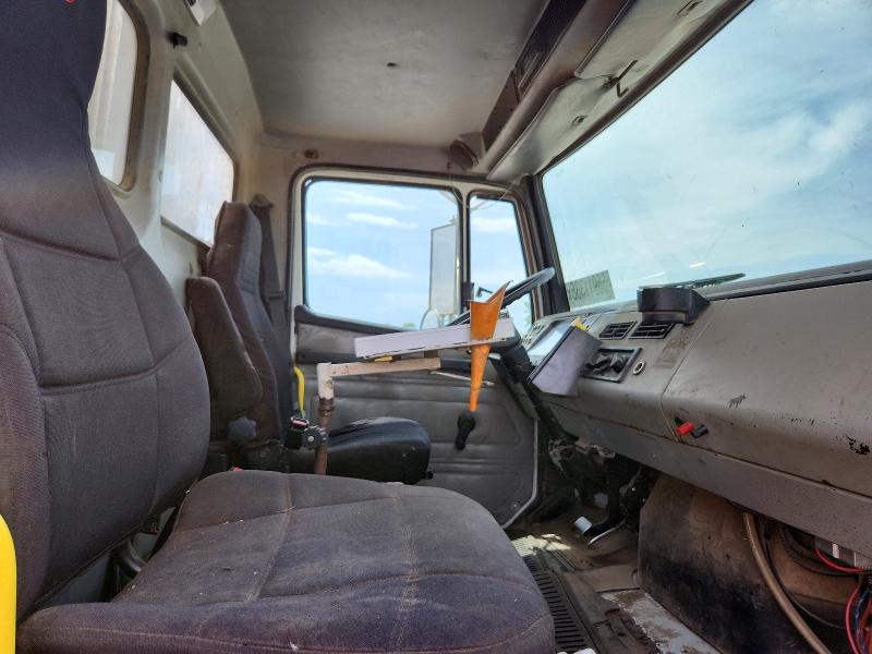 55911336 :رقم المزاد ، 1FVABTAK92HJ54621 vin ، 2002 Freightliner Fl70 مزاد بيع