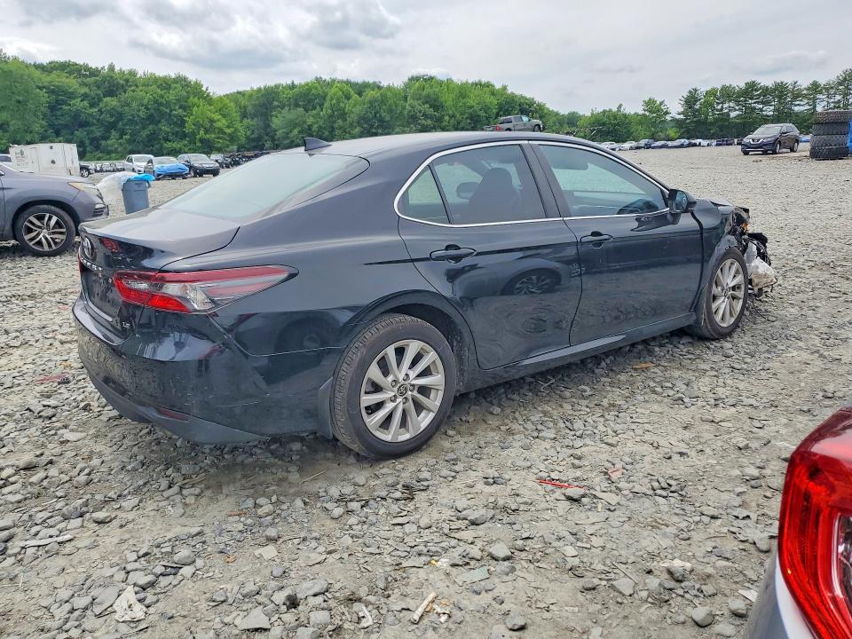 58379436 :رقم المزاد ، 4T1C11AK3NU697465 vin ، 2022 Toyota Camry مزاد بيع