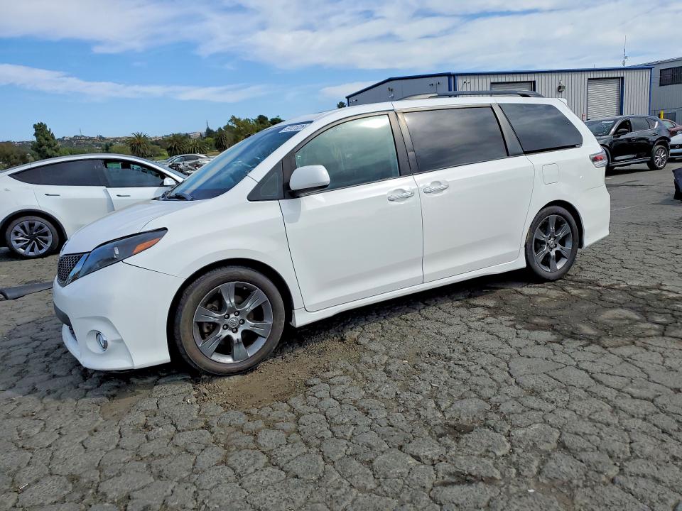 2016 Toyota Sienna მანქანა იყიდება აუქციონზე, vin: 5TDXK3DCXGS764461, აუქციონის ნომერი: 59131026