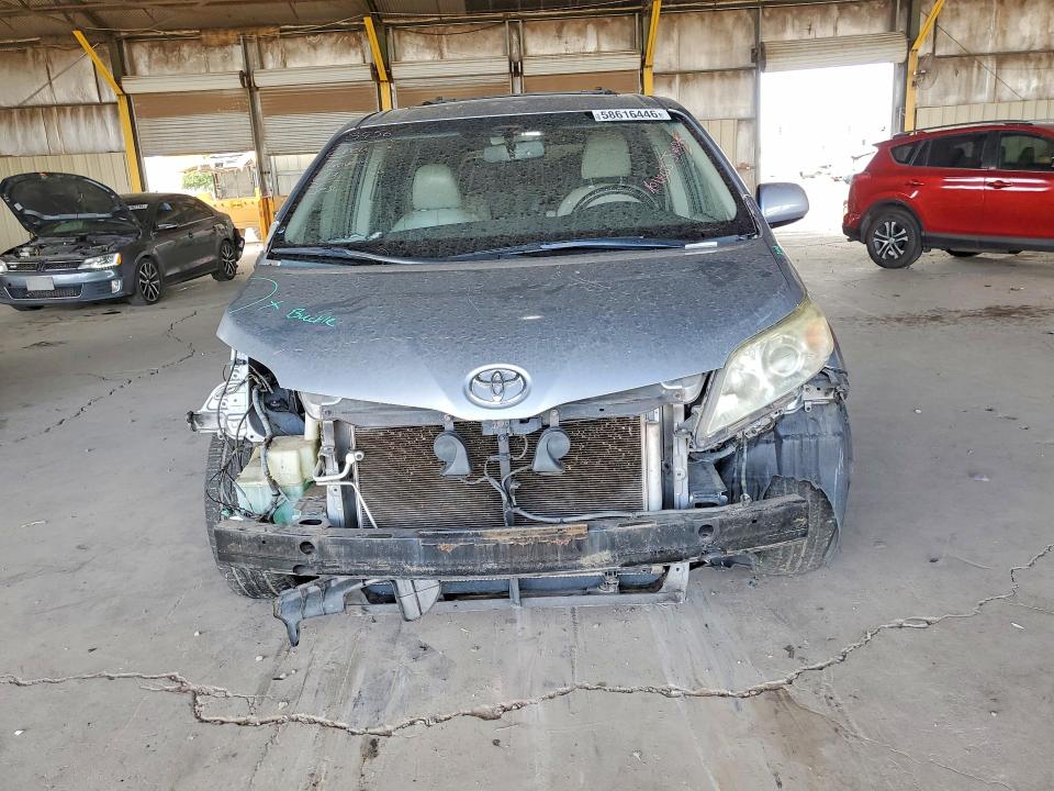 58616446 :رقم المزاد ، 5TDYK3DC8BS145466 vin ، 2011 Toyota Sienna مزاد بيع