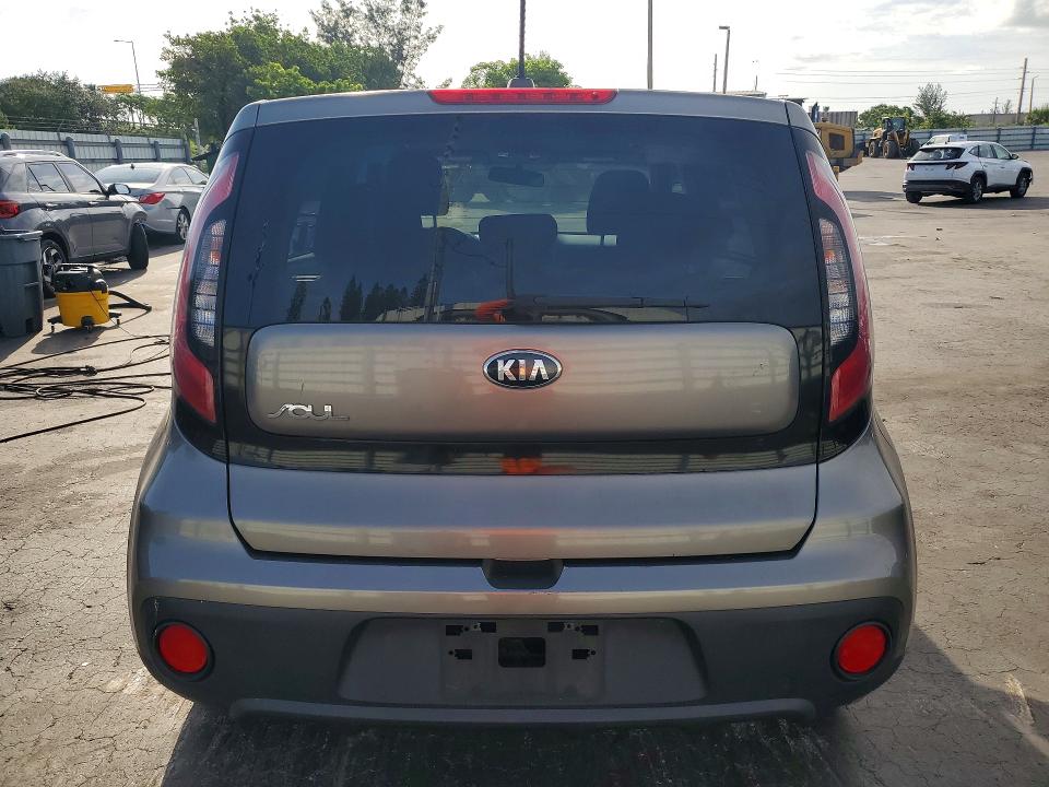 56871096 :رقم المزاد ، KNDJN2A29J7505044 vin ، 2018 Kia Soul مزاد بيع