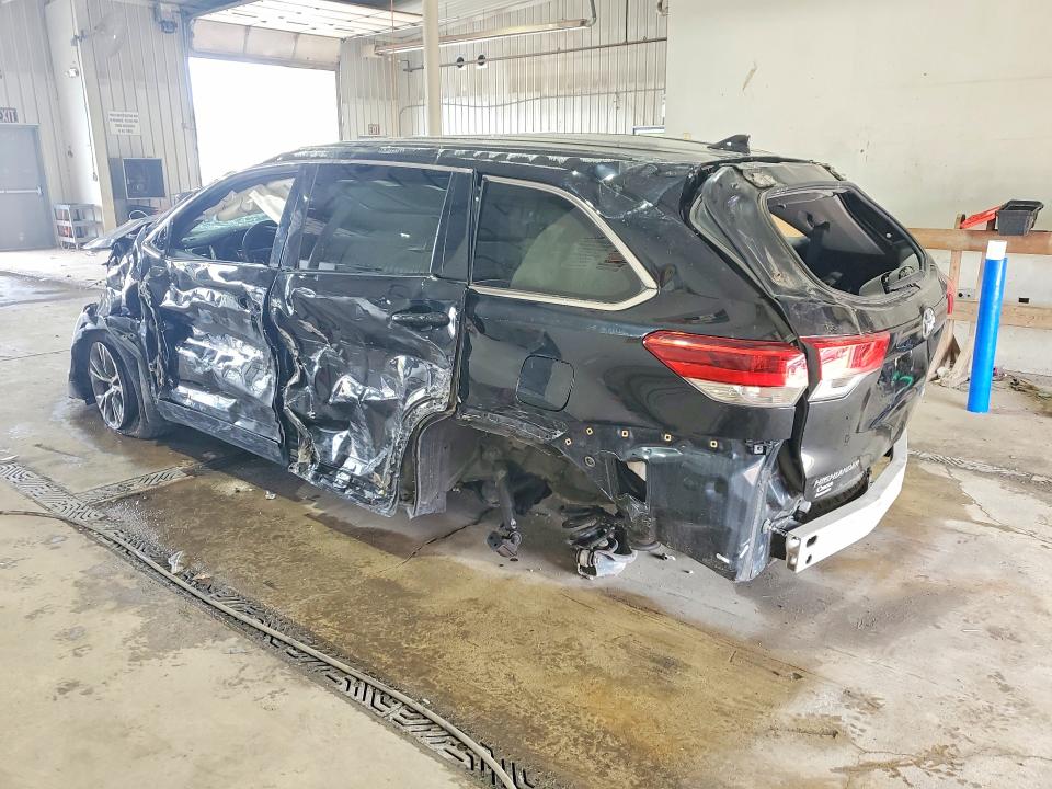 56275736 :رقم المزاد ، 5TDBZRFH1JS828959 vin ، 2018 Toyota Highlander مزاد بيع