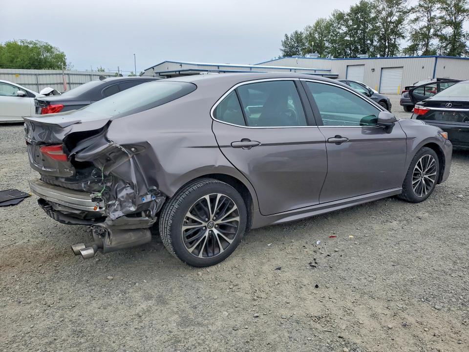 56698746 :رقم المزاد ، 4T1B11HK4JU150328 vin ، 2018 Toyota Camry مزاد بيع