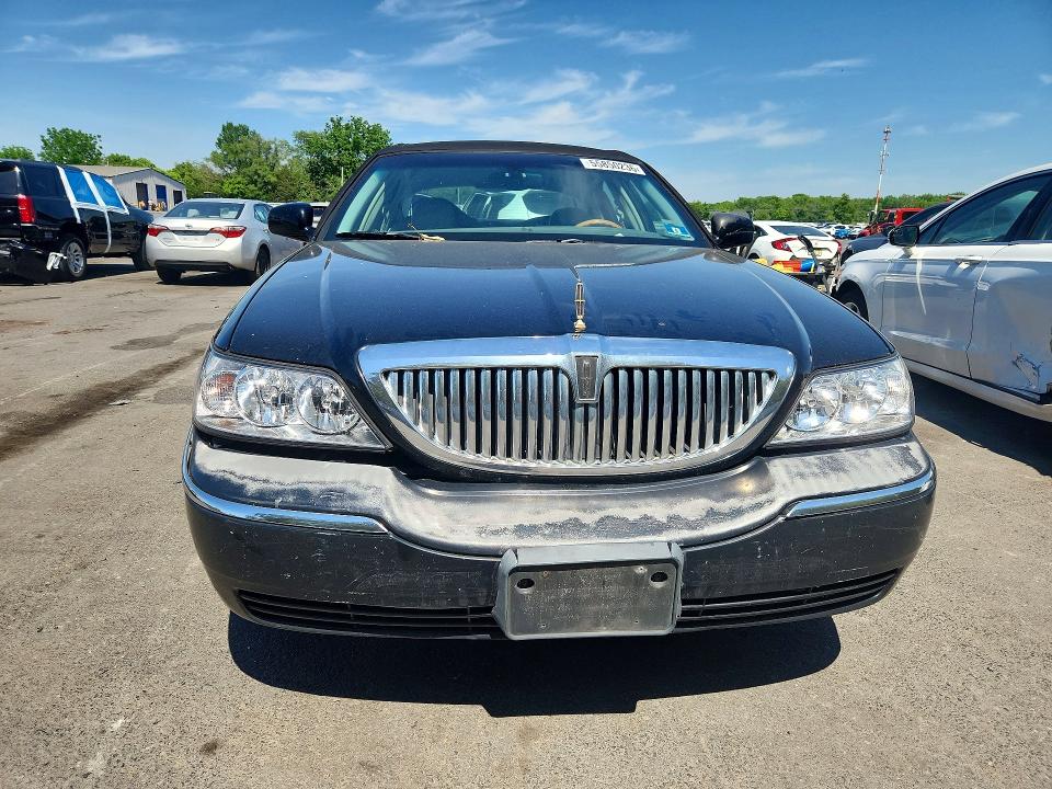 55850236 :رقم المزاد ، 1LNHM83W94Y616241 vin ، 2004 Lincoln Town Car مزاد بيع
