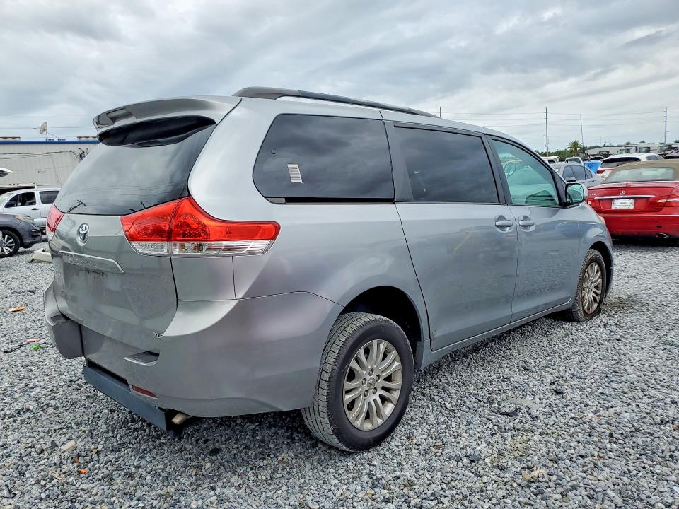 2013 Toyota Sienna მანქანა იყიდება აუქციონზე, vin: 5TDYK3DC6DS328934, აუქციონის ნომერი: 55946146