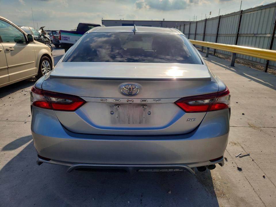 56739186 :رقم المزاد ، 4T1G11AK5MU452988 vin ، 2021 Toyota Camry مزاد بيع