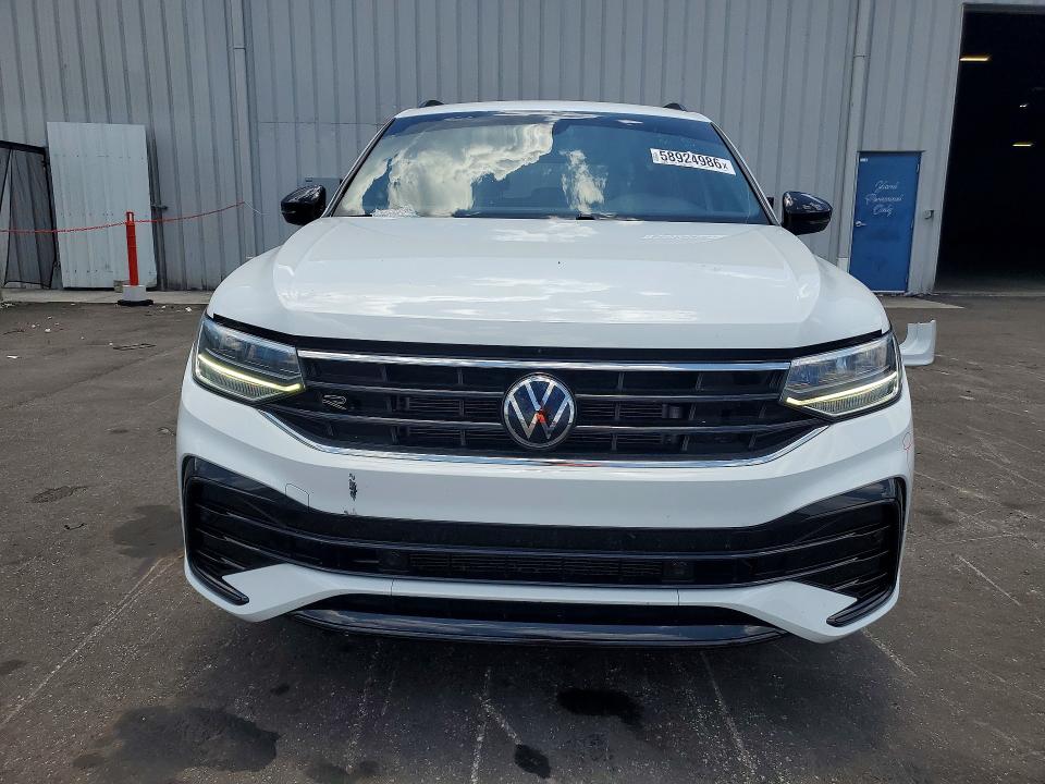 58924986 :رقم المزاد ، 3VVCB7AX9NM040739 vin ، 2022 Volkswagen Tiguan مزاد بيع