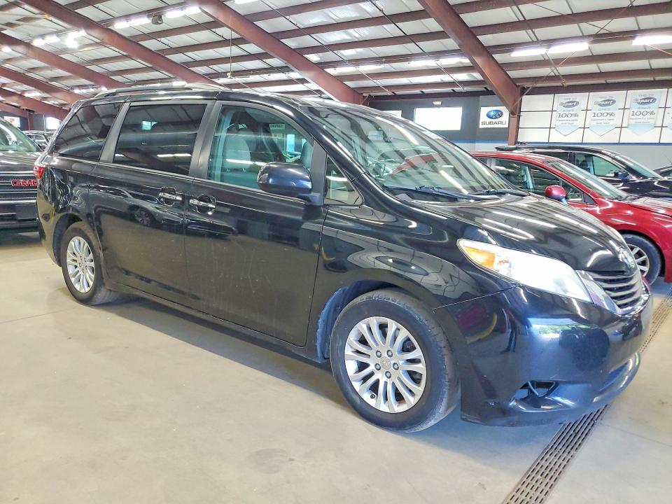 58943236 :رقم المزاد ، 5TDYZ3DC1HS823723 vin ، 2017 Toyota Sienna مزاد بيع