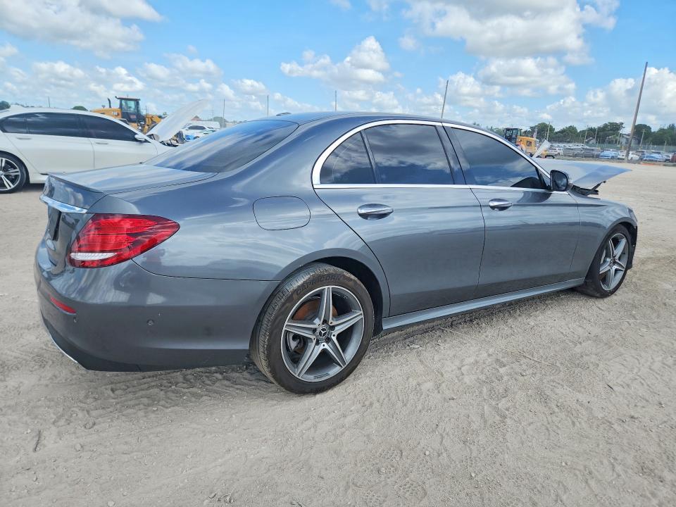 57128296 :رقم المزاد ، WDDZF4JB6JA327811 vin ، 2018 Mercedes-benz E مزاد بيع