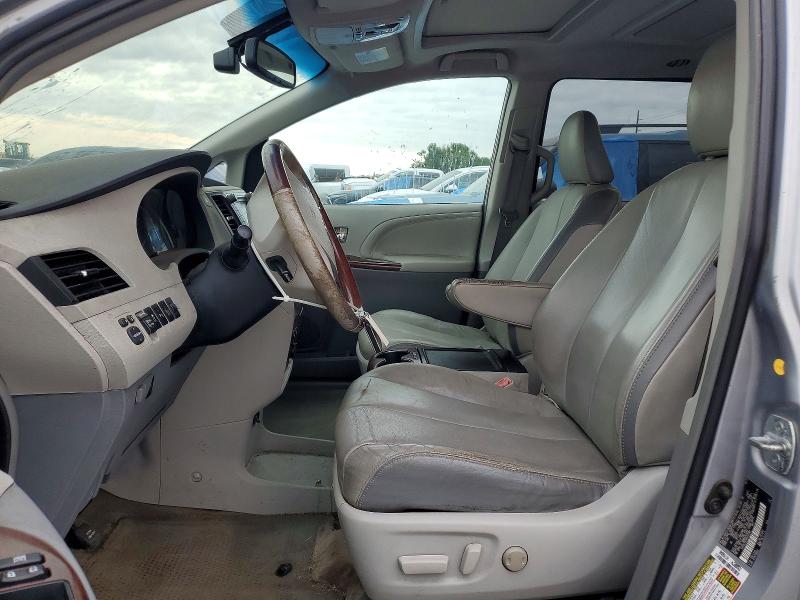 55916776 :رقم المزاد ، 5TDYK3DC6DS327007 vin ، 2013 Toyota Sienna مزاد بيع
