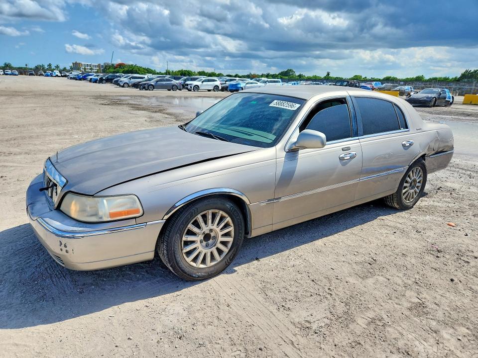 58882596 :رقم المزاد ، 1LNHM82W13Y683173 vin ، 2003 Lincoln Town Car مزاد بيع