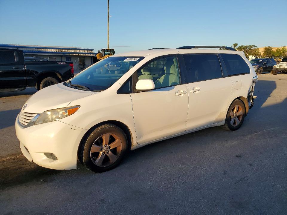 56086146 :رقم المزاد ، 5TDKK3DC3FS611879 vin ، 2015 Toyota Sienna مزاد بيع