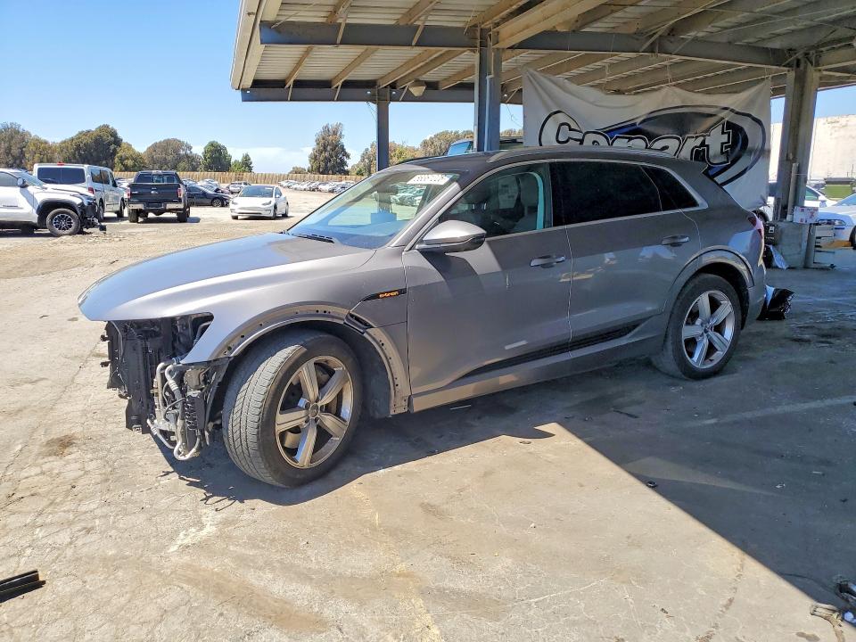Продаж на аукціоні авто 2019 Audi E-tron, vin: WA1LAAGE4KB005916, номер лоту: 56361026