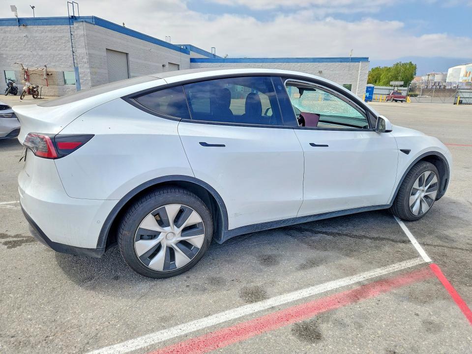 Auction sale of the 2022 Tesla Model Y, vin: 7SAYGDEE8NF327641, lot number: 85992505