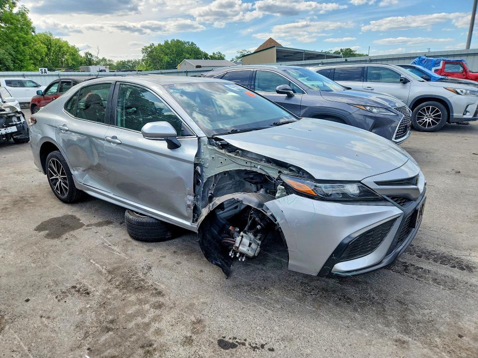 55318696 :رقم المزاد ، 4T1T11BK3NU061207 vin ، 2022 Toyota Camry مزاد بيع