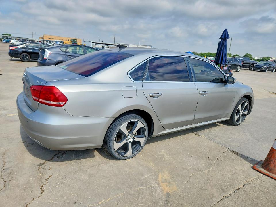 55812176 :رقم المزاد ، 1VWBN7A31DC033666 vin ، 2013 Volkswagen Passat مزاد بيع