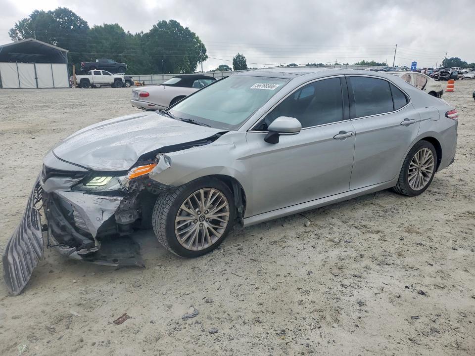 56768906 :رقم المزاد ، 4T1B11HK5JU122389 vin ، 2018 Toyota Camry مزاد بيع