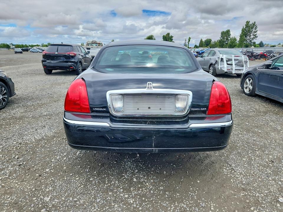 58930606 :رقم المزاد ، 2LNBL8CV2AX613239 vin ، 2010 Lincoln Town Car مزاد بيع