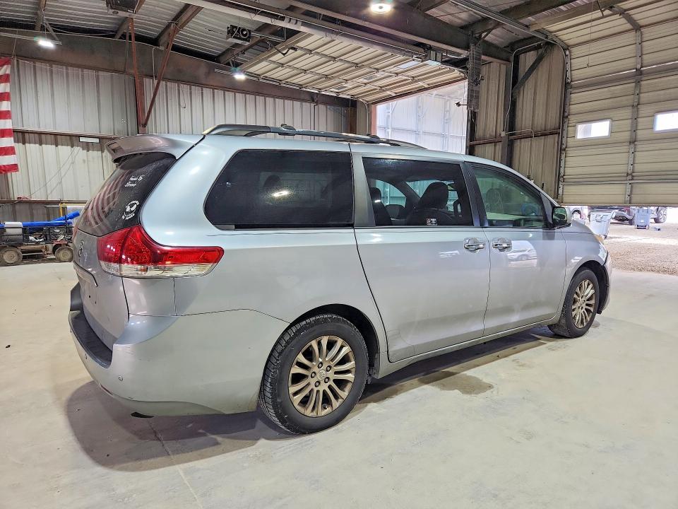 57718106 :رقم المزاد ، 5TDYK3DC7BS106710 vin ، 2011 Toyota Sienna مزاد بيع