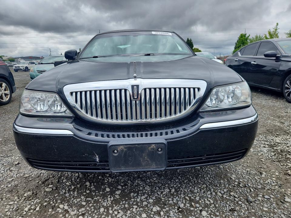 58930606 :رقم المزاد ، 2LNBL8CV2AX613239 vin ، 2010 Lincoln Town Car مزاد بيع