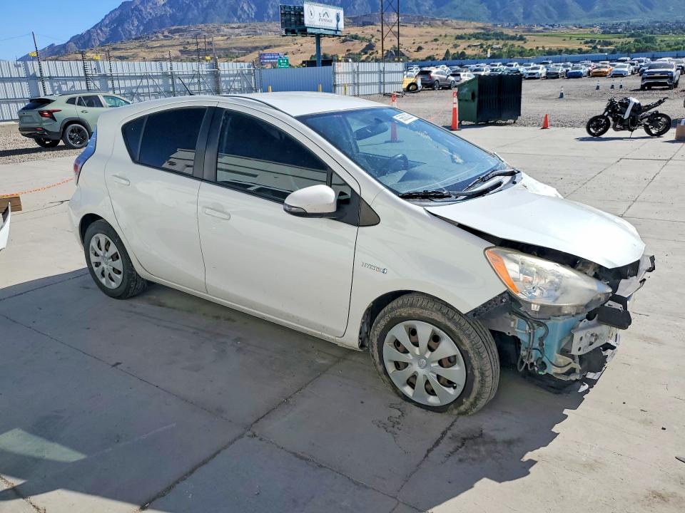 56608226 :رقم المزاد ، JTDKDTB30D1556184 vin ، 2013 Toyota Prius C مزاد بيع