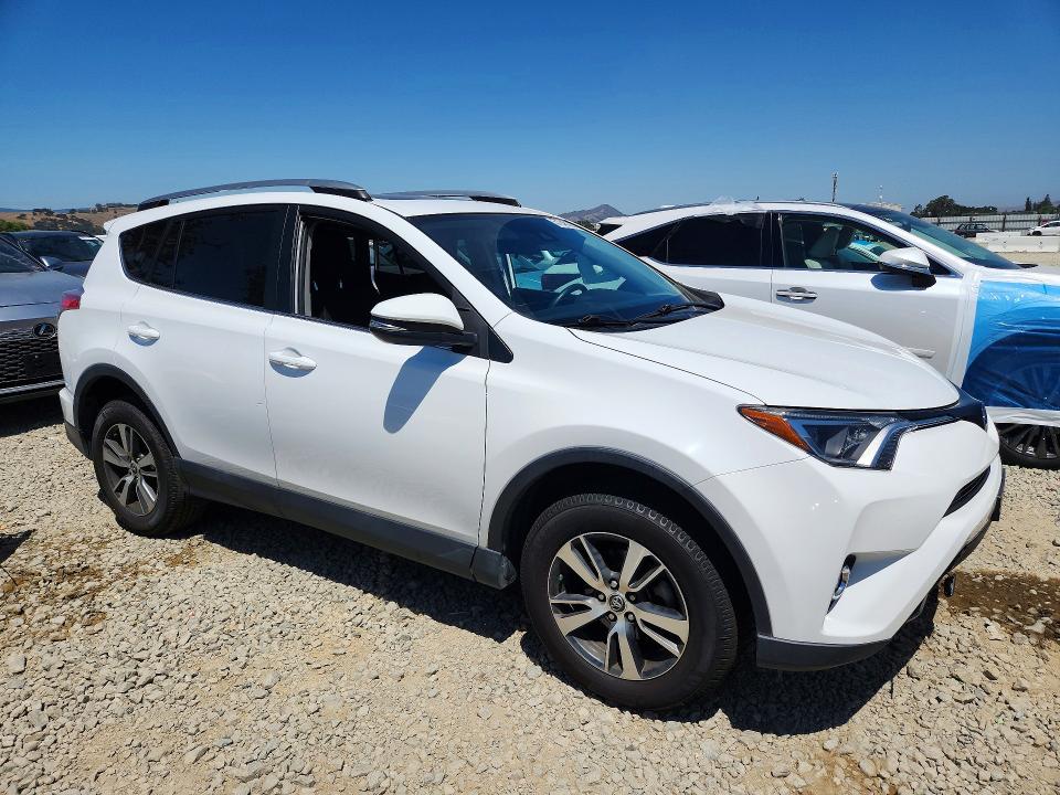 57317626 :رقم المزاد ، 2T3RFREV1HW672798 vin ، 2017 Toyota Rav4 مزاد بيع