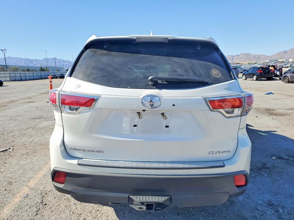 55792336 :رقم المزاد ، 5TDJKRFH8FS216670 vin ، 2015 Toyota Highlander مزاد بيع