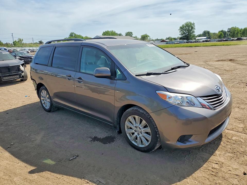 56058626 :رقم المزاد ، 5TDJZ3DC5HS153918 vin ، 2017 Toyota Sienna مزاد بيع