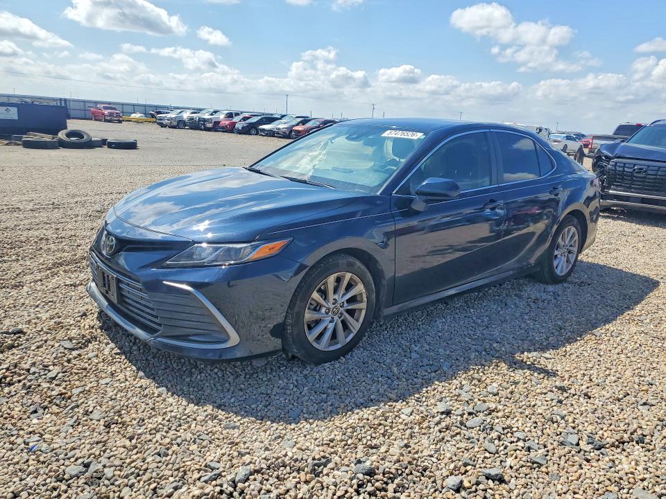 57476526 :رقم المزاد ، 4T1C11AK4MU466654 vin ، 2021 Toyota Camry مزاد بيع
