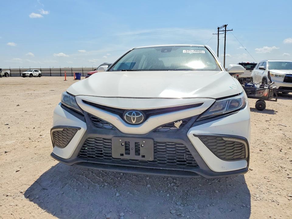 57590886 :رقم المزاد ، 4T1G11AK3NU667626 vin ، 2022 Toyota Camry مزاد بيع