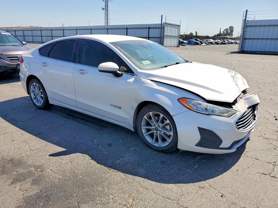57075076 :رقم المزاد ، 3FA6P0LUXKR208982 vin ، 2019 Ford Fusion مزاد بيع