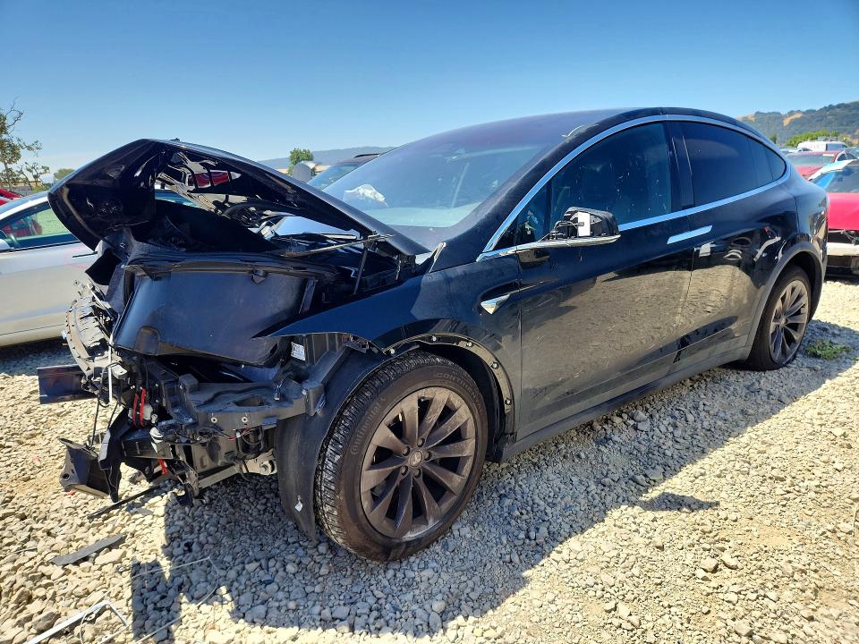 55827316 :رقم المزاد ، 5YJXCBE23JF100107 vin ، 2018 Tesla Model X مزاد بيع