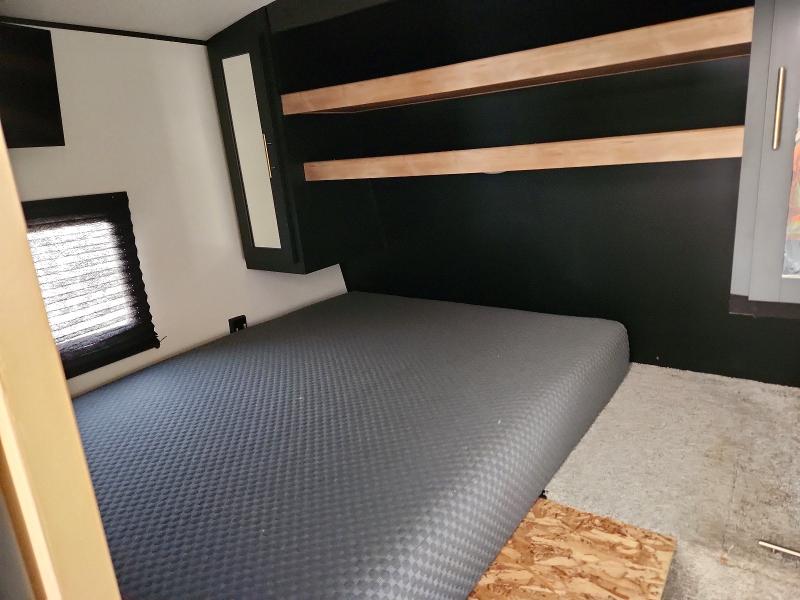 52915906 :رقم المزاد ، 4YDTSGN25N3108563 vin ، 2022 Keystone M 293 Rk مزاد بيع