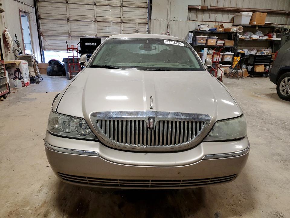 57718436 :رقم المزاد ، 1LNHM82W53Y628676 vin ، 2003 Lincoln Town Car مزاد بيع