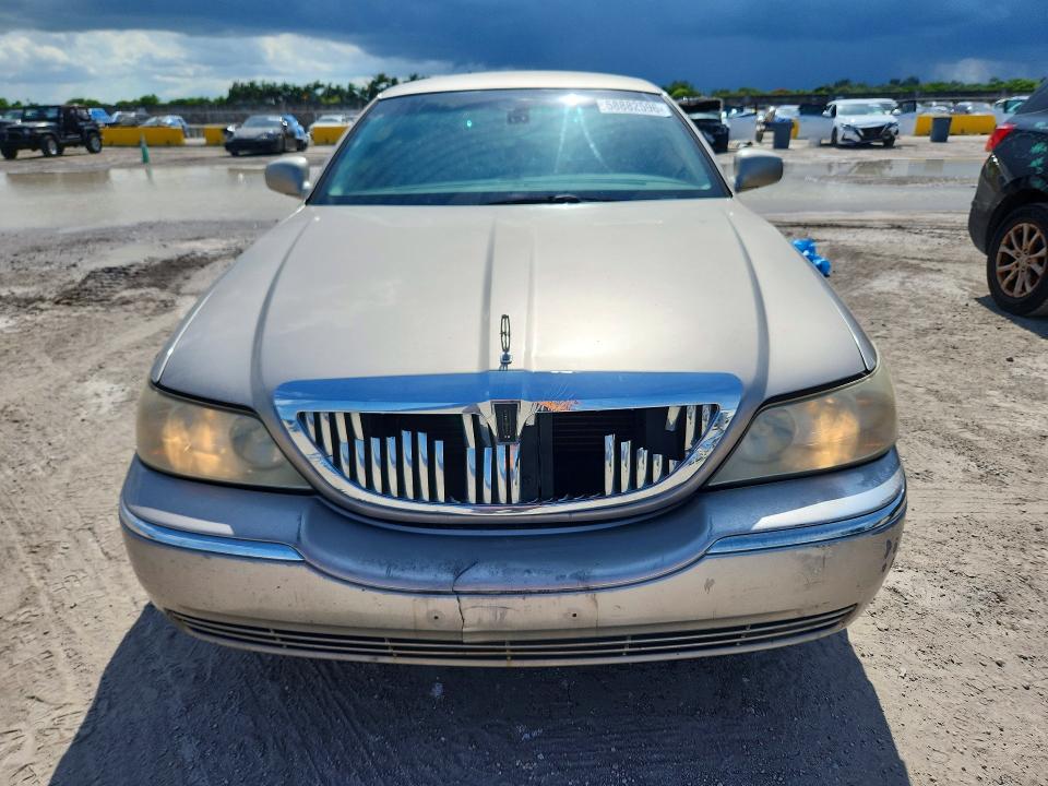 58882596 :رقم المزاد ، 1LNHM82W13Y683173 vin ، 2003 Lincoln Town Car مزاد بيع