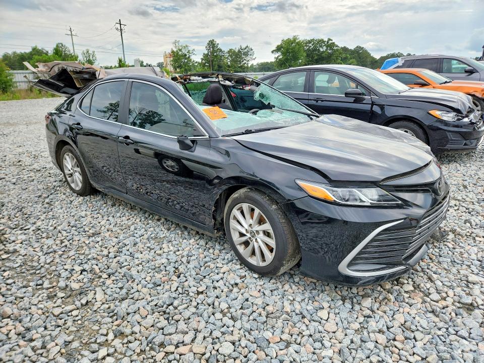 56411456 :رقم المزاد ، 4T1C11AK0NU633030 vin ، 2022 Toyota Camry مزاد بيع