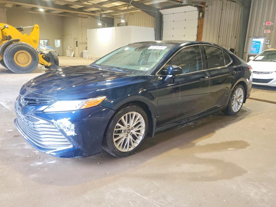 58083596 :رقم المزاد ، 4T1B11HK0JU645576 vin ، 2018 Toyota Camry مزاد بيع