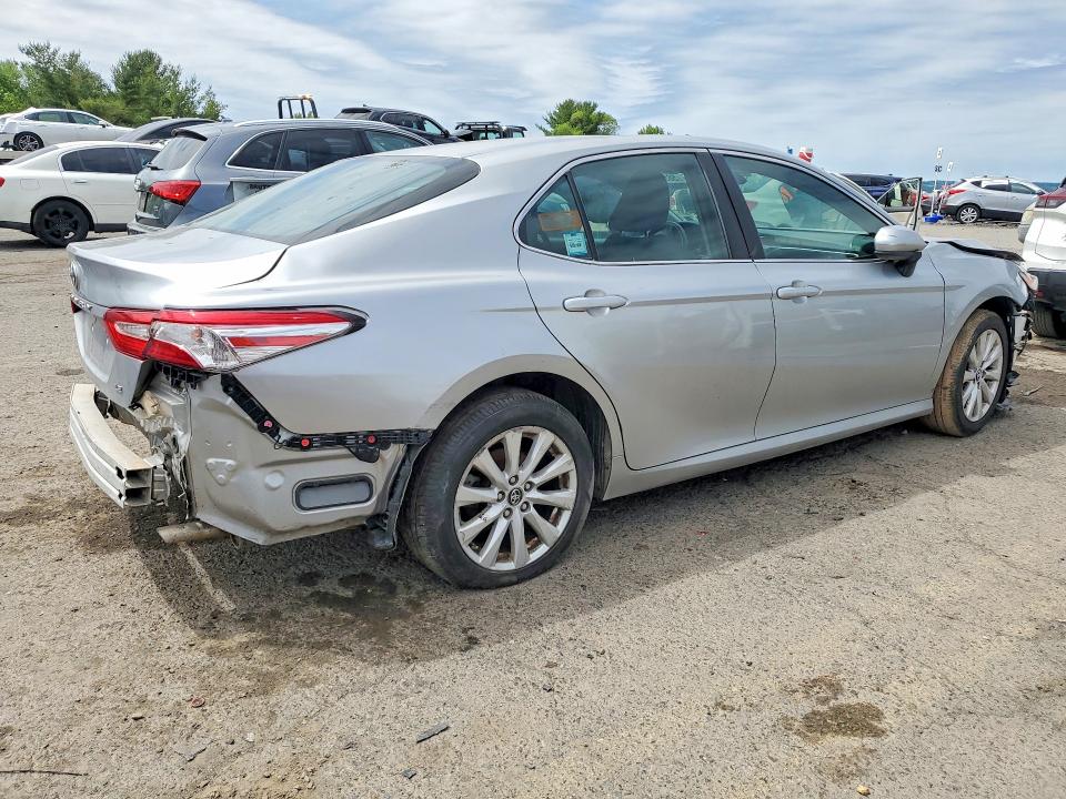 56506076 :رقم المزاد ، 4T1B11HK9JU110973 vin ، 2018 Toyota Camry مزاد بيع
