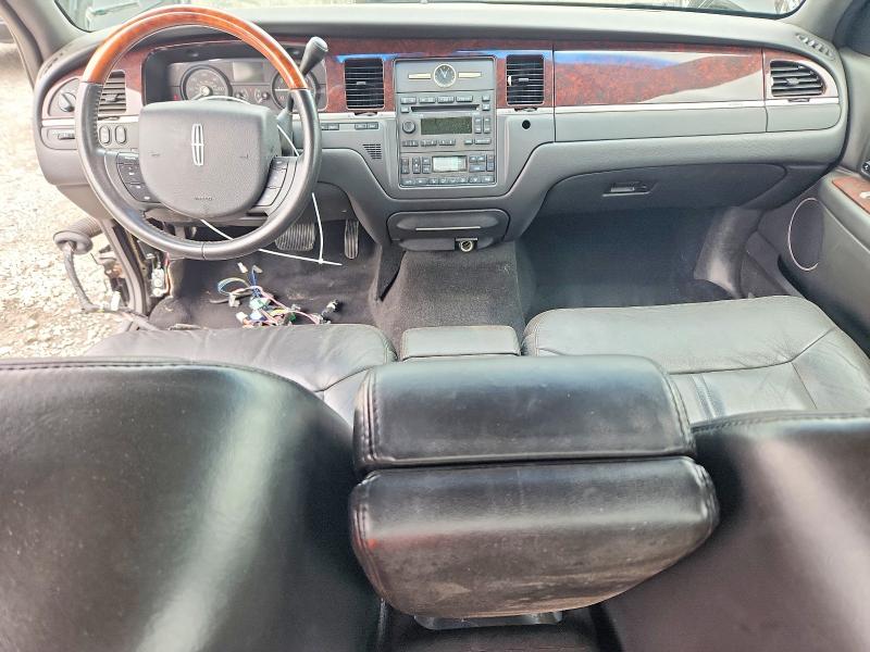 58930606 :رقم المزاد ، 2LNBL8CV2AX613239 vin ، 2010 Lincoln Town Car مزاد بيع