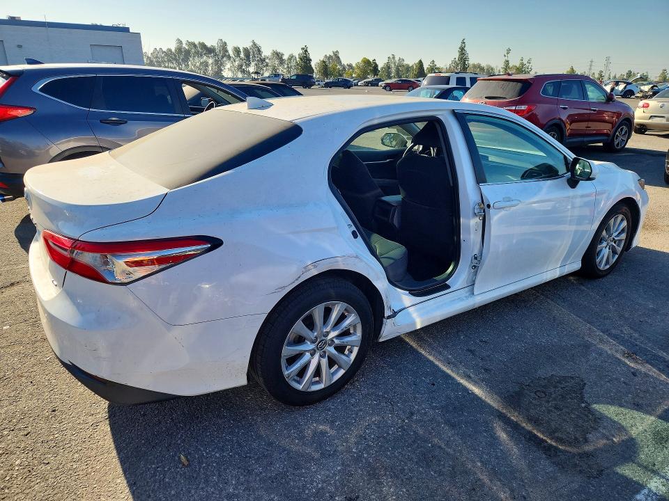 57004686 :رقم المزاد ، 4T1B11HK8KU220124 vin ، 2019 Toyota Camry مزاد بيع
