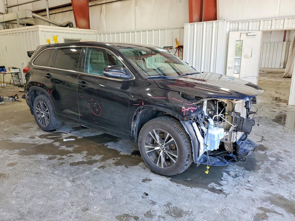 2018 Toyota Highlander მანქანა იყიდება აუქციონზე, vin: 5TDBZRFH9JS879318, აუქციონის ნომერი: 57639376