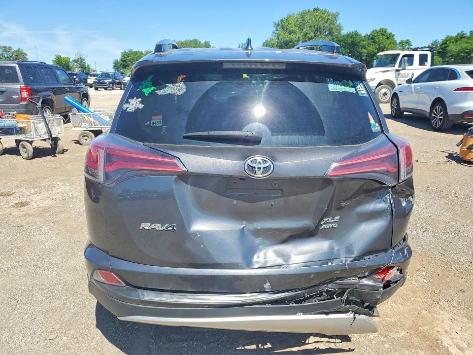 2018 Toyota Rav4 მანქანა იყიდება აუქციონზე, vin: JTMRFREV7JD235584, აუქციონის ნომერი: 57672926