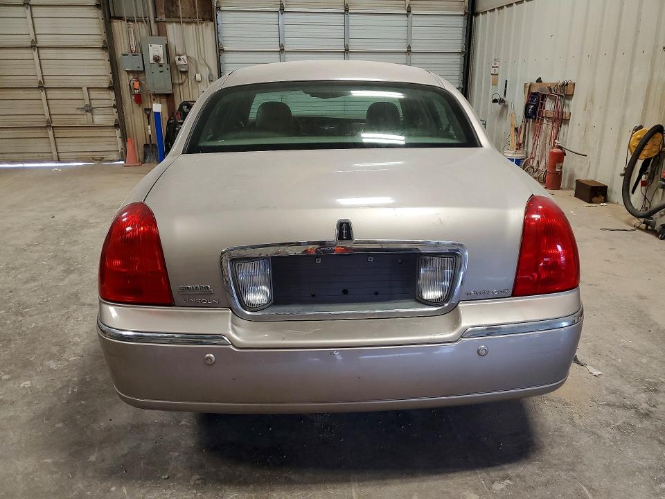 57718436 :رقم المزاد ، 1LNHM82W53Y628676 vin ، 2003 Lincoln Town Car مزاد بيع