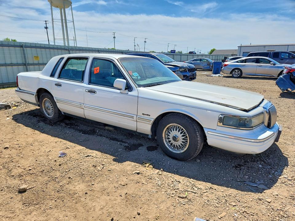 1997 Lincoln Town Car მანქანა იყიდება აუქციონზე, vin: 1LNLM82W1VY633645, აუქციონის ნომერი: 56130336