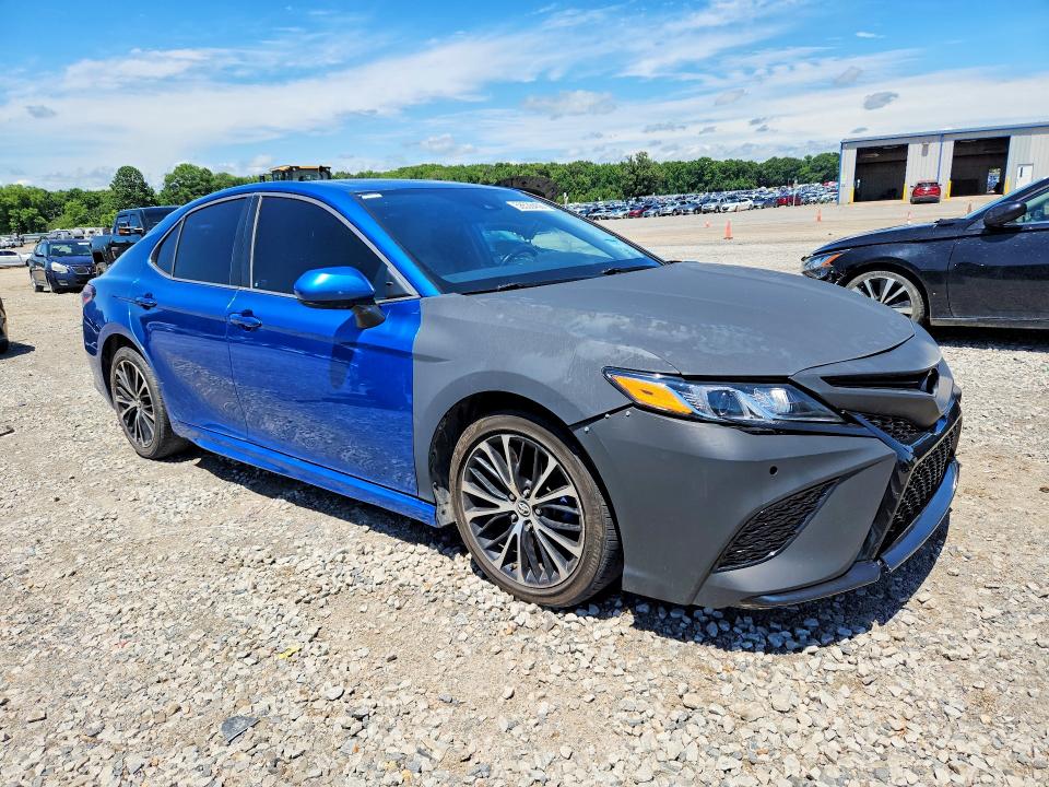 58536456 :رقم المزاد ، 4T1B11HK3JU149381 vin ، 2018 Toyota Camry مزاد بيع
