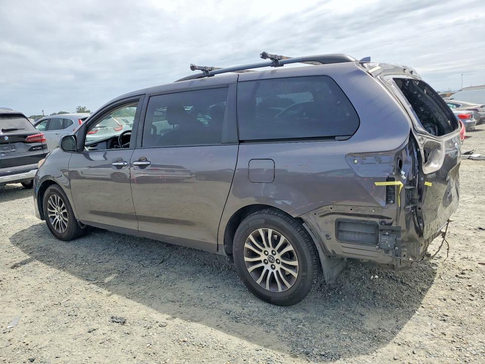 56599976 :رقم المزاد ، 5TDYZ3DC1KS989490 vin ، 2019 Toyota Sienna مزاد بيع